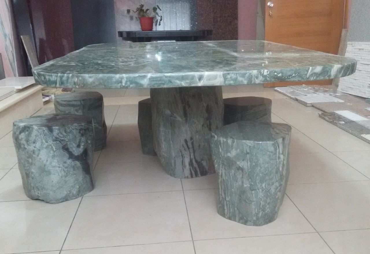 стол с покрытием из искусственного камня